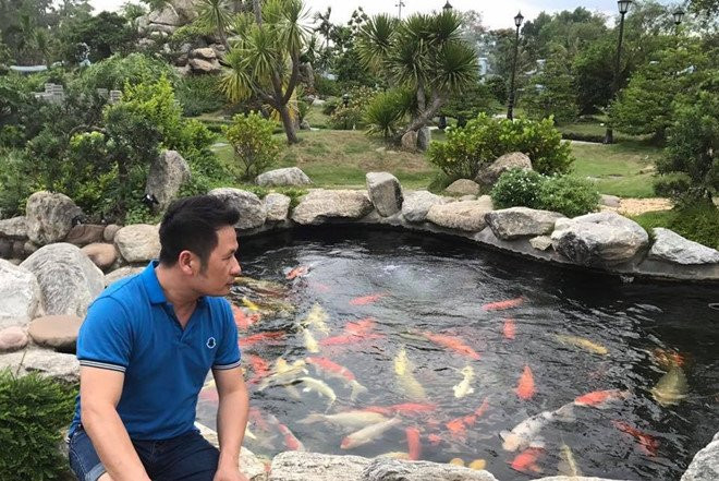 Nam ca sĩ cũng xây hồ cá cảnh mang phong cách Nhật trong khuôn viên căn nhà tại Mỹ. Ảnh: FBNV.