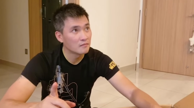 Theo đó, năm 2001 tiền công thu nhập của Công Vinh tại đội bóng là 50 ngàn/ tháng, mỗi quý anh sẽ được thêm 2 đôi giày bata. Ảnh chụp màn hình