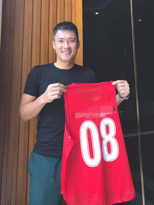 Năm 2011, Công Vinh chia tay bầu Hiển để đến với bầu Kiên, anh được hưởng 14 tỷ đồng "lót tay". Sau khi bầu Kiên bị bắt, Công Vinh nhận được khoảng 10 tỷ đồng. Ảnh: FBNV