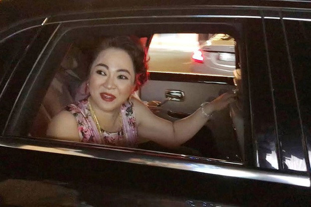 Mới đây, vợ đại gia Dũng lò vôi gây chú ý khi ngồi trong siêu xe Rolls-Royce Ghost phiên bản Series II có giá ước chừng khoảng 30 tỷ đồng đi dự sự kiện. Ảnh: 2sao