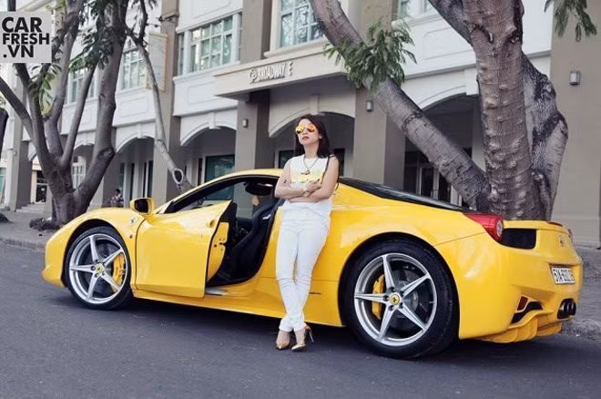 Nữ đại gia này từng gây sốt khi tậu chiếc "siêu ngựa" Ý Ferrari 488 GTB. Chiếc 488 GTB màu đỏ này chính là 1 trong 3 chiếc đầu tiên được đưa về Việt Nam sau khi gây sốt trên thị trường quốc tế kể từ khi ra mắt thay thế cho 458 Italia. Ảnh: Internet