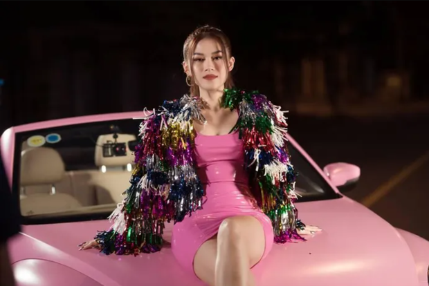  Chiếc xe yêu thích của Ngọc Thanh Tâm là Volkswagen Beetle mui trần, giá xe nhập về Việt Nam rơi vào khoảng 2 tỷ đồng. Ảnh: chụp màn hình