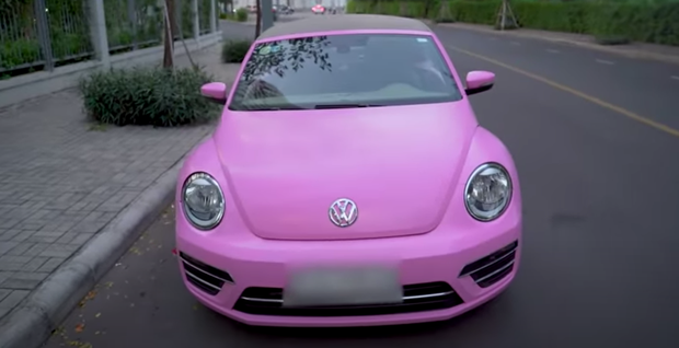 Thời điểm ái nữ này mua xe, TP. HCM chỉ còn duy nhất một chiếc Volkswagen Beetle mui trần. Và vốn dĩ chiếc xe có màu nâu nhưng cô nàng đã nhập decal màu hồng cùng rất nhiều phụ kiện khác từ Mỹ về để custom đúng sở thích của mình. Ảnh: Chụp màn hình