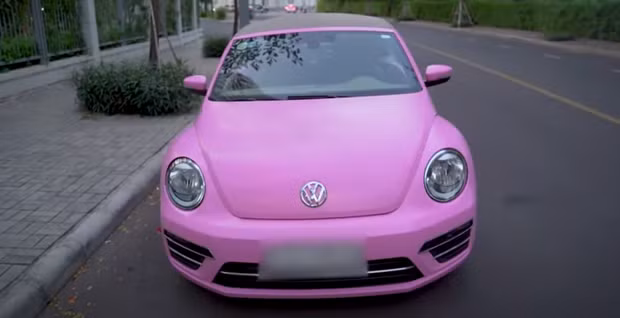 Thời điểm ái nữ này mua xe, TP. HCM chỉ còn duy nhất một chiếc Volkswagen Beetle mui trần. Và vốn dĩ chiếc xe có màu nâu nhưng cô nàng đã nhập decal màu hồng cùng rất nhiều phụ kiện khác từ Mỹ về để custom đúng sở thích của mình. Ảnh: Chụp màn hình