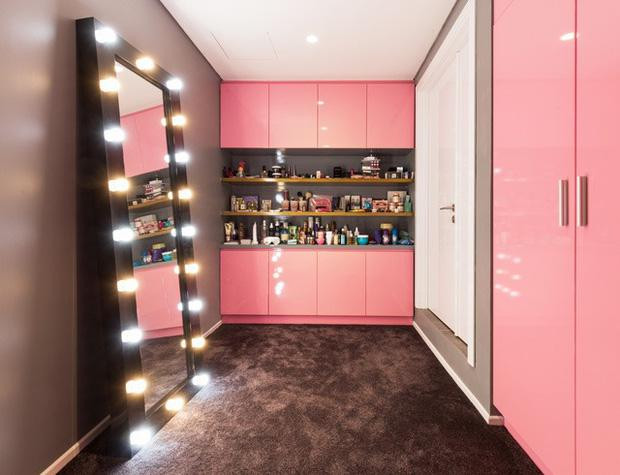 Phòng thay đồ với mỹ phẩm kín kệ. Ảnh: Dân Việt