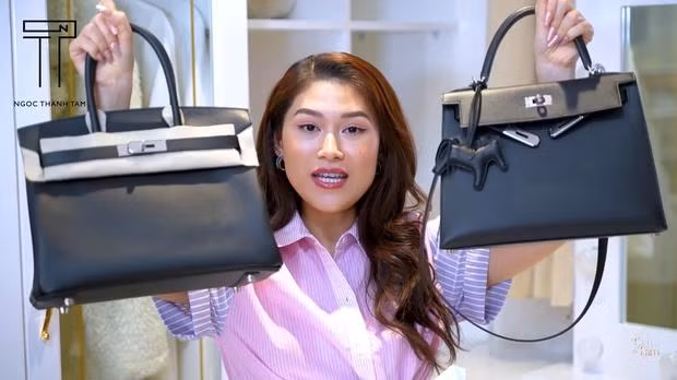 Bên cạnh đó, Ngọc Thanh Tâm thường xuyên đăng clip đập hộp hàng hiệu có tổng giá trị hàng tỷ đồng. Ảnh: Chụp màn hình