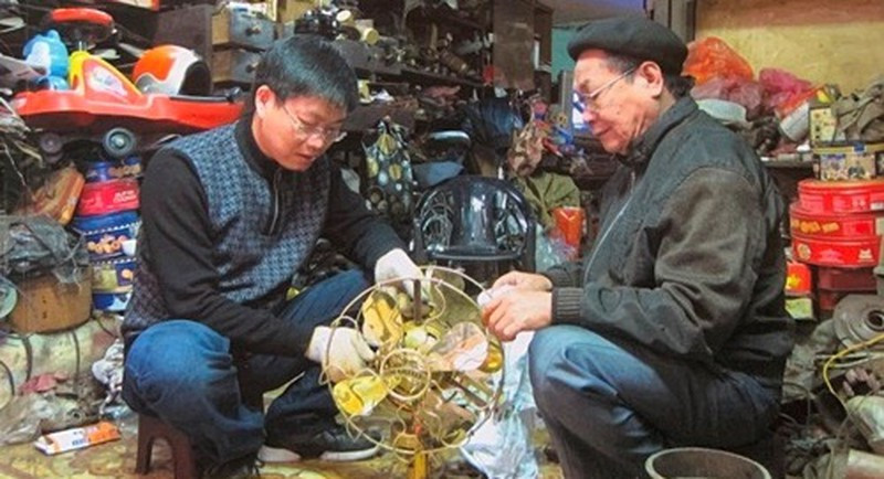 Từ những năm 90 của thế kỷ trước, ông Trần Công Phúc đã nổi tiếng khắp cả nước với khả năng thẩm định giá trị và phục chế những chiếc quạt cổ của mình. Ảnh tư liệu.