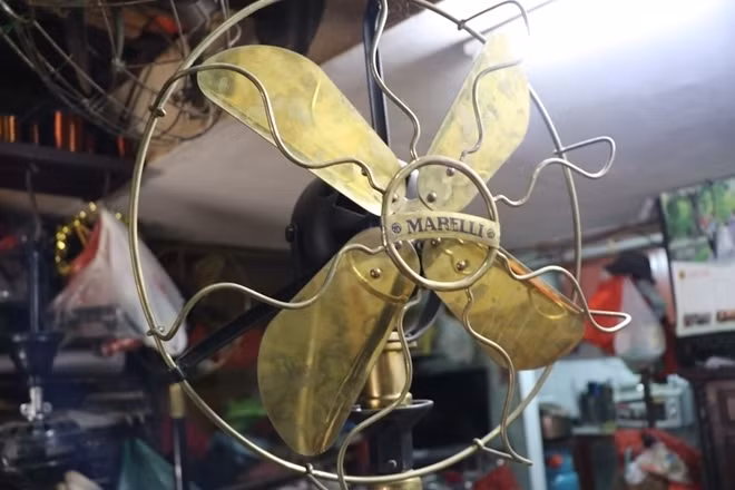 Những chiếc quạt nhiều tuổi hơn một đời người, không thể hoạt động, qua tay ông lại một lần nữa “sống dậy” thổi mát cho đời. Ảnh: Vietnamnet