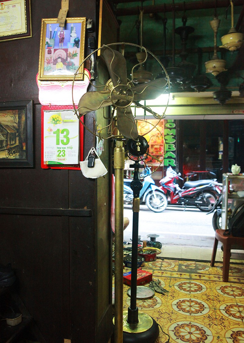 Nhiều nhất là quạt cổ Marelli của Ý vốn được là vua của các loại quạt, các chi tiết đều đạt đến đến độ tinh xảo. Ảnh: Baophapluat.