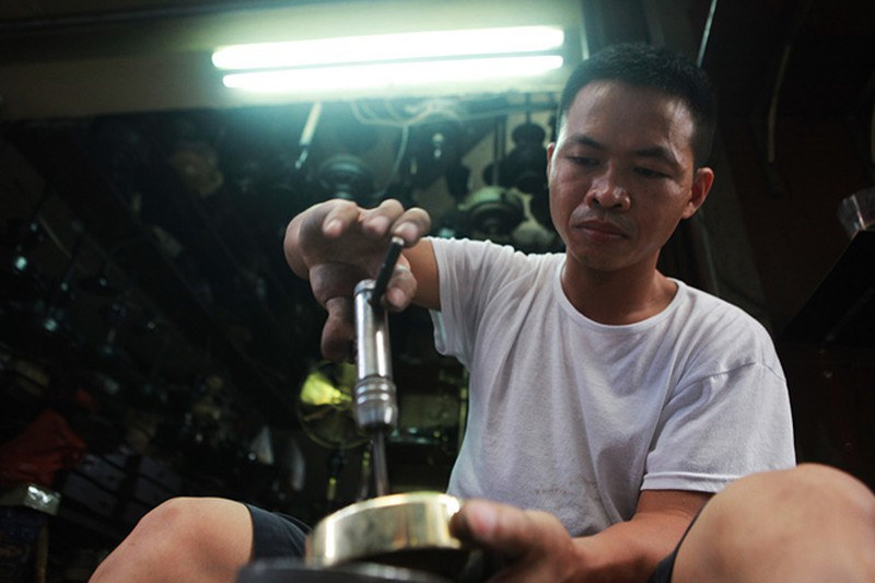 Năm 2012, ngôi nhà của ông đã có trên dưới 500 chiếc quạt cổ các loại. Ông Phúc được Trung tâm sách kỷ lục Việt Nam xác lập kỷ lục “Người có bộ sưu tập quạt cổ nhiều nhất”. Ảnh: Tiền phong.