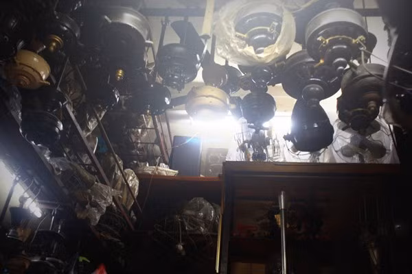 Trong nhà có nhiều quạt đến nỗi tất cả những chiếc quạt trần treo trong nhà đều phải tháo cánh cất riêng. Ảnh: Baophapluat.