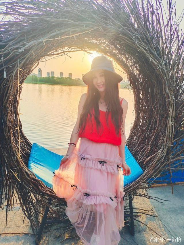 Trong cuộc sống thường ngày, Ôn Bích Hà cũng là một người phụ nữ không hay trang điểm. Hầu hết váy áo cô ấy mặc đều là những thứ yêu thích nhất của người đẹp, không hề lộng lẫy mà vẫn toát lên khí chất của một nữ thần.