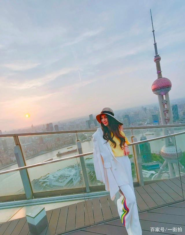 Sự trẻ trung của Ôn Bích Hà không chỉ thể hiện ở hình thể, nhan sắc mà còn thể hiện ở tâm thái. Có thể là do người đẹp được gả vào hào môn, được người chồng luôn yêu thương hết mực nên Ôn Bích Hà khá hài lòng với cuộc sống sau hôn nhân. Một cuộc sống gia đình hạnh phúc như vậy luôn khiến Ôn Bích Hà cảm thấy thoải mái, tinh thần luôn tươi trẻ.