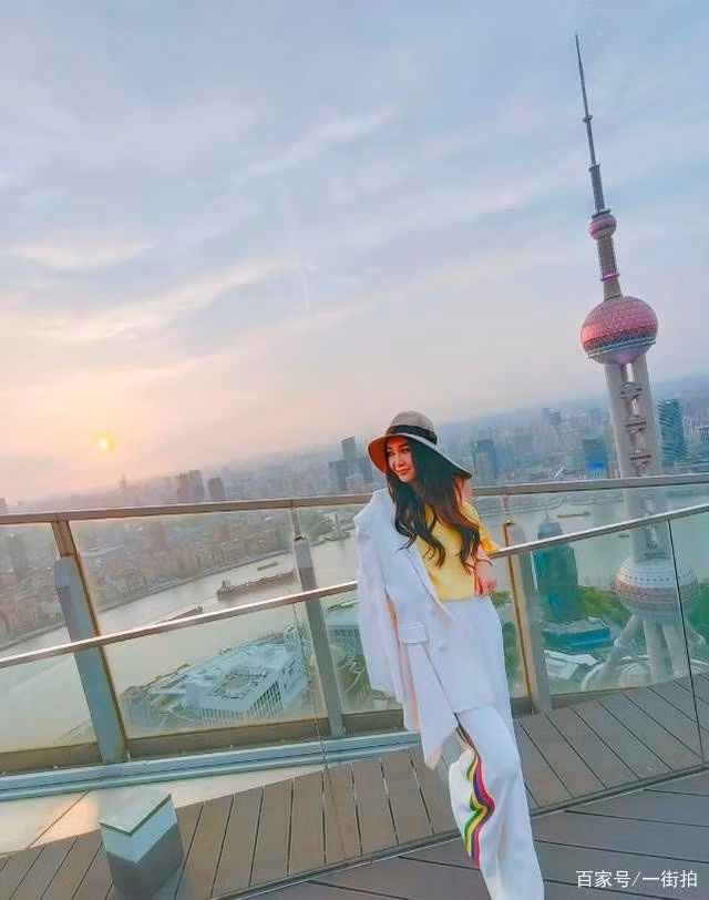 Sự trẻ trung của Ôn Bích Hà không chỉ thể hiện ở hình thể, nhan sắc mà còn thể hiện ở tâm thái. Có thể là do người đẹp được gả vào hào môn, được người chồng luôn yêu thương hết mực nên Ôn Bích Hà khá hài lòng với cuộc sống sau hôn nhân. Một cuộc sống gia đình hạnh phúc như vậy luôn khiến Ôn Bích Hà cảm thấy thoải mái, tinh thần luôn tươi trẻ.