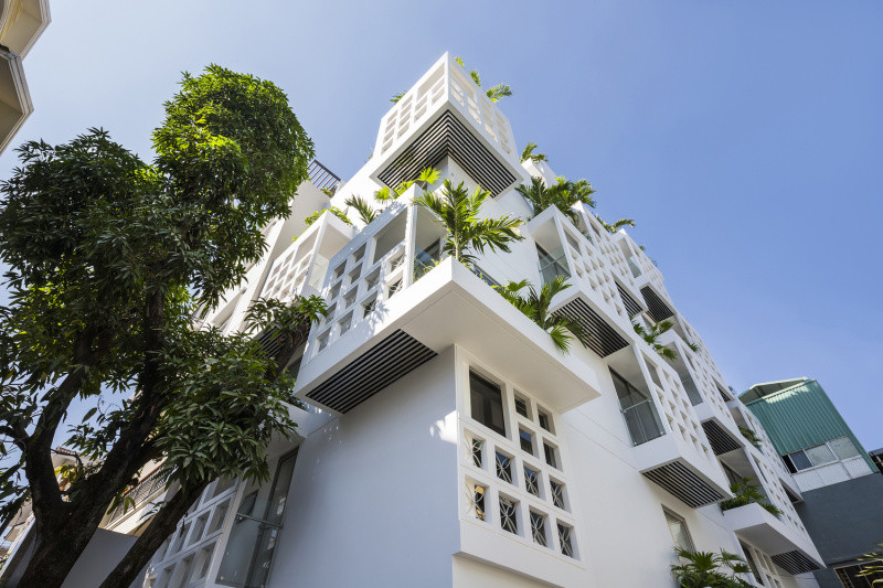 Ý tưởng của kiến trúc sư là sắp xếp lại không gian có thể được phép xây dựng bằng cách dùng 2 khoảng trống bên trong từ khối chính, chia chúng thành nhiều khối nhỏ hơn và gắn chúng trở lại để làm ban công.