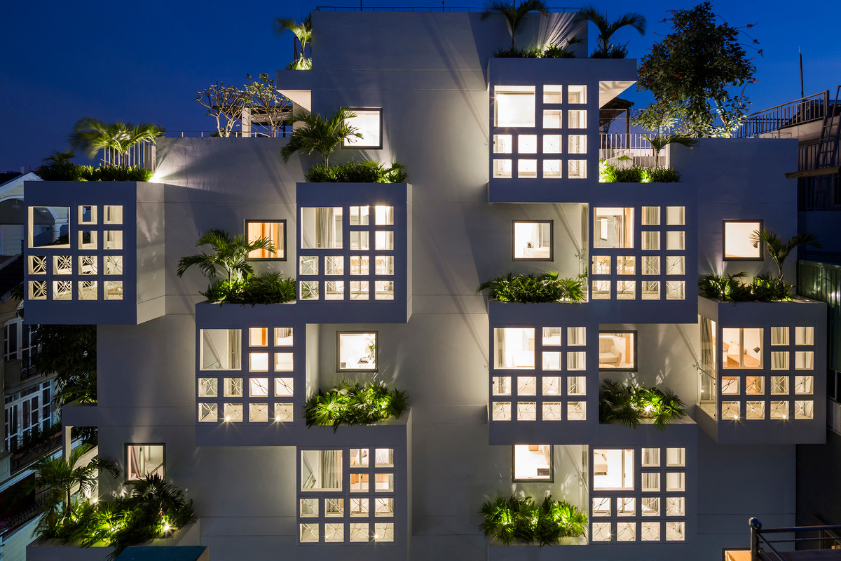 Vị trí của ban công và cây xanh được nghiên cứu là ngẫu nhiên giúp công trình có chút gì đó hòa hợp với bối cảnh xung quanh.