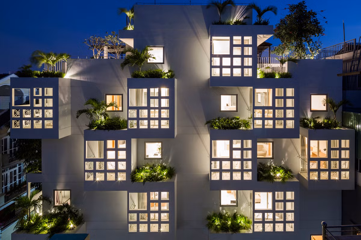 Vị trí của ban công và cây xanh được nghiên cứu là ngẫu nhiên giúp công trình có chút gì đó hòa hợp với bối cảnh xung quanh.