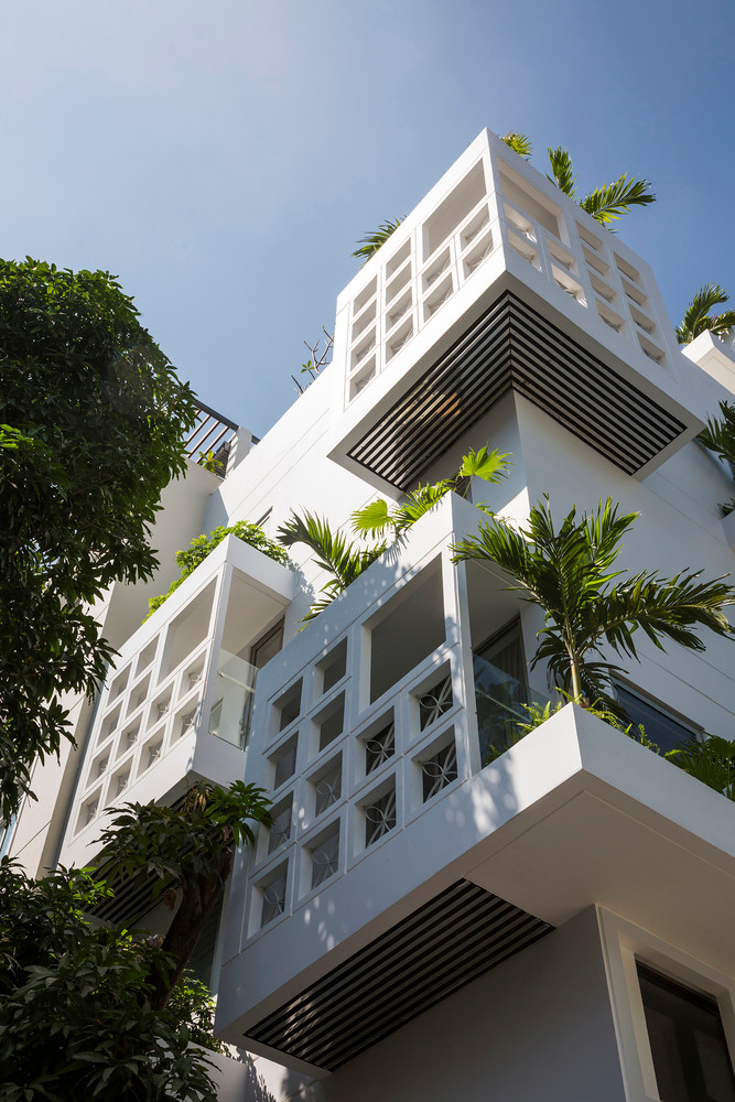 7 phòng này ôm trọn 2 khoảng trống bên trong với một số ban công hướng ra bên ngoài.