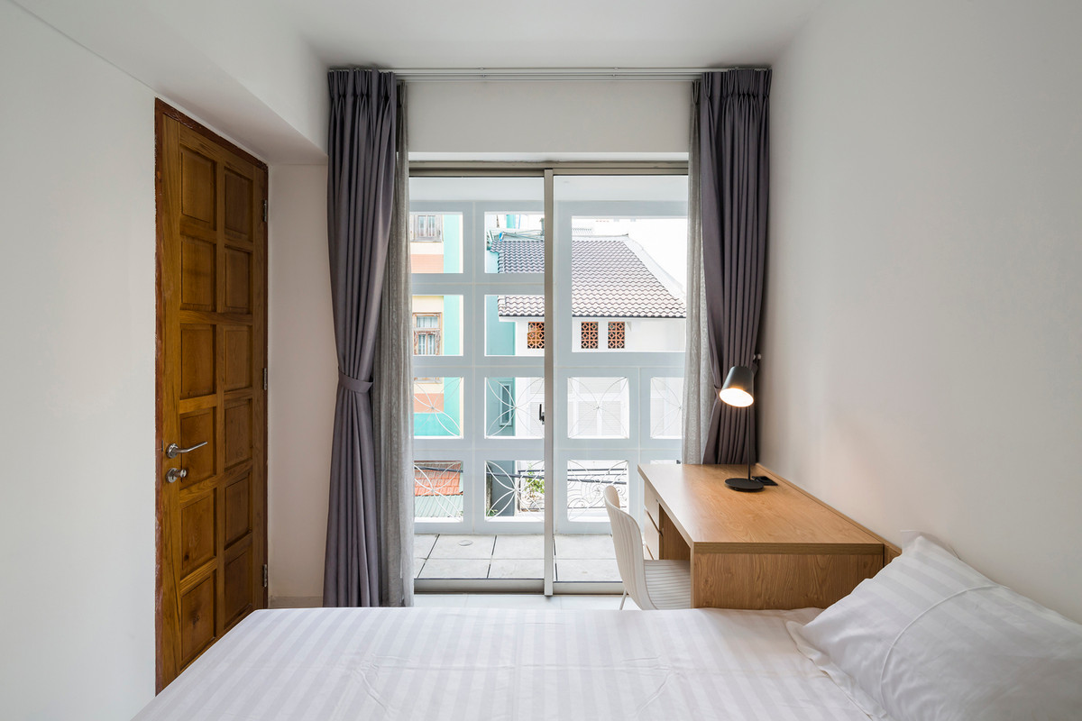 Phòng ngủ đơn giản và thoáng sáng.