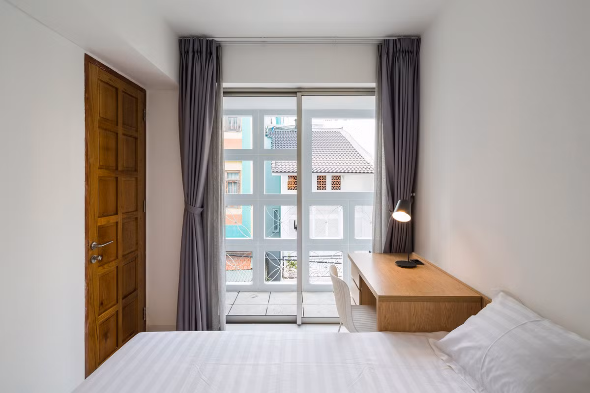 Phòng ngủ đơn giản và thoáng sáng.