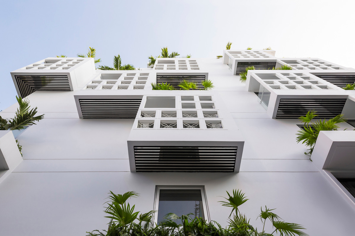 Nhà cao 5 tầng, bao gồm 7 phòng, trong đó có 2 phòng thông tầng với sân riêng.