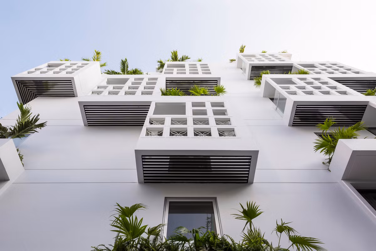 Nhà cao 5 tầng, bao gồm 7 phòng, trong đó có 2 phòng thông tầng với sân riêng.