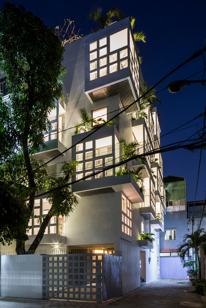 Nha Sai Gon nhieu ban cong ngau hung noi bat tren bao My