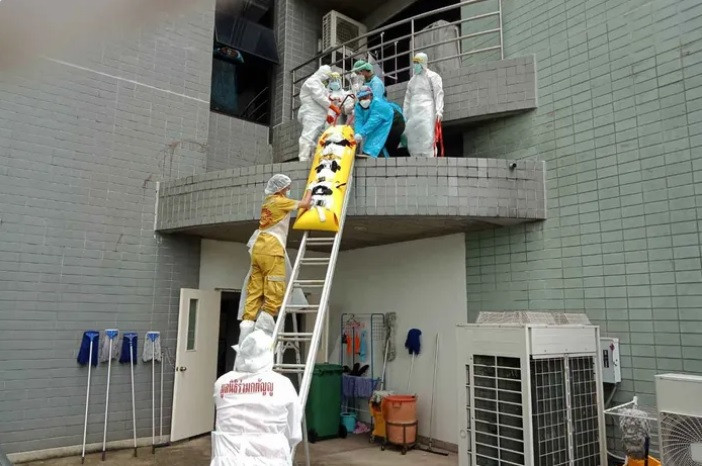 Cai nhau voi chong, vo om con 8 thang tuoi nhay tu tang 9 chung cu