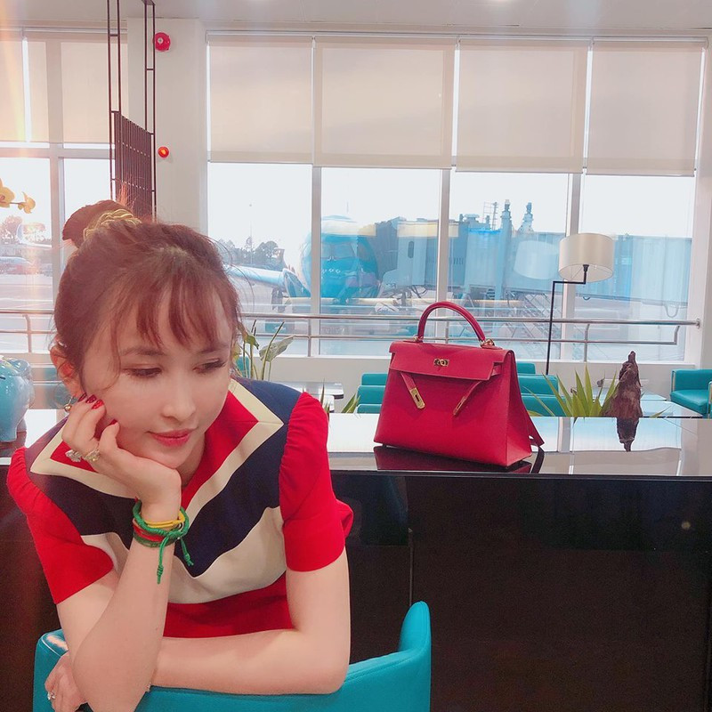 Bộ sưu tập túi hàng hiệu của vợ hai Minh Nhựa có tới vài trăm chiếc đều thuộc các thương hiệu nổi tiếng và đắt giá nhất hành tinh.