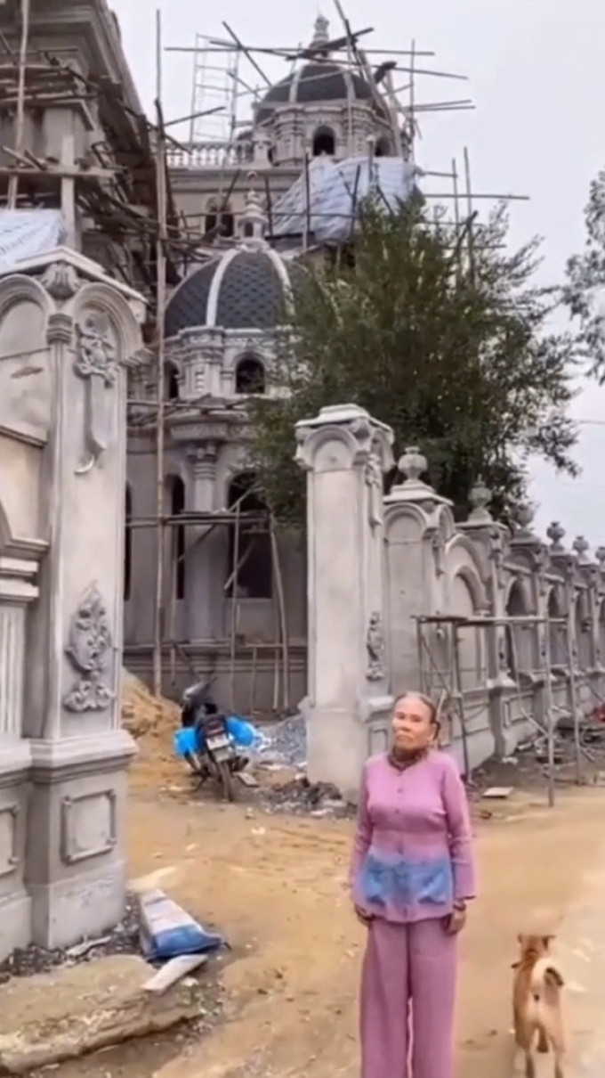 Ngôi nhà xây tại Hà Tĩnh. Bà Mai bố trí cho mẹ một căn phòng tầng trệt rộng rãi với đầy đủ tiện nghi. Ảnh: Molistar.