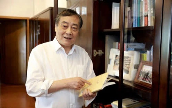 Ít ai biết, tỷ phú Zong Qinghou chỉ học hết trung học cơ sở. Với trình độ học vấn hạn chế, ông chỉ có thể tìm việc làm thêm tại một trường học địa phương. Bằng sự chăm chỉ, Zong cuối cùng đã chuyển sang làm nhân viên bán hàng cho một công ty hàng tiêu dùng.