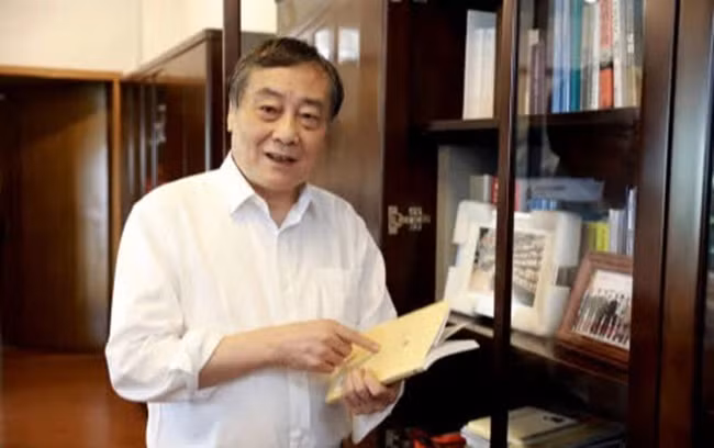 Ít ai biết, tỷ phú Zong Qinghou chỉ học hết trung học cơ sở. Với trình độ học vấn hạn chế, ông chỉ có thể tìm việc làm thêm tại một trường học địa phương. Bằng sự chăm chỉ, Zong cuối cùng đã chuyển sang làm nhân viên bán hàng cho một công ty hàng tiêu dùng.