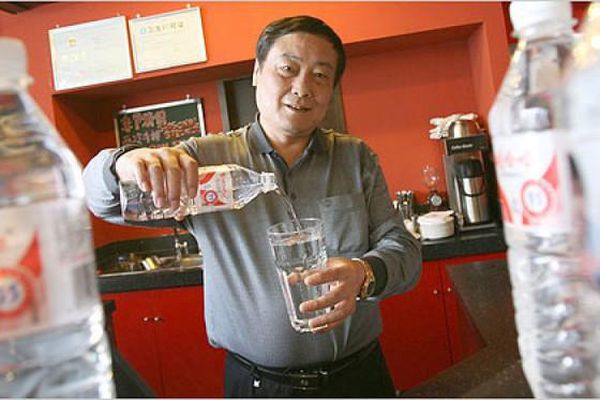 Ngay cả vợ và con gái của ông cũng làm việc trong công ty và đôi khi ông còn ngủ lại trong tòa nhà văn phòng. Nguồn ảnh: Getty Image