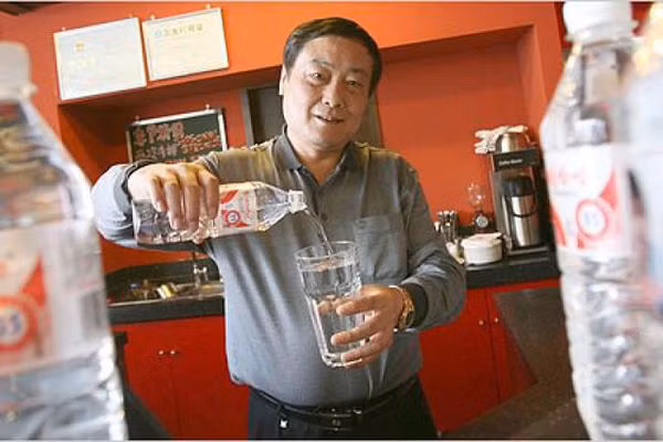 Ngay cả vợ và con gái của ông cũng làm việc trong công ty và đôi khi ông còn ngủ lại trong tòa nhà văn phòng. Nguồn ảnh: Getty Image