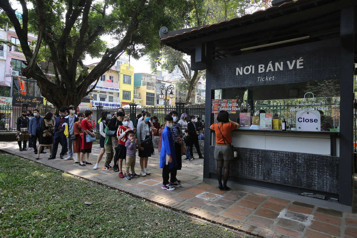 Ở khu vực mua vé, Trung tâm HĐVHKH Văn Miếu – Quốc Tử Giám đã vẽ vạch kẻ sơn để người dân đứng xếp hàng đảm bảo giãn cách.