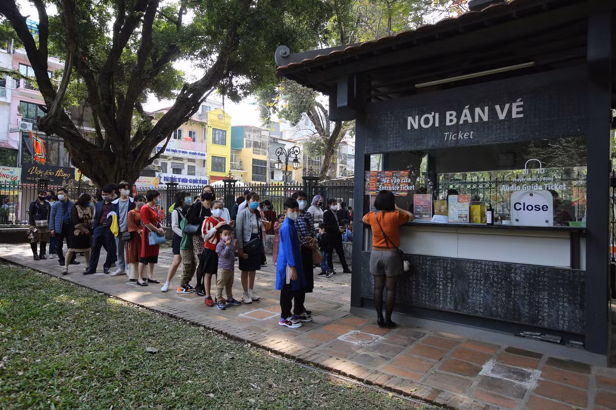 Ở khu vực mua vé, Trung tâm HĐVHKH Văn Miếu – Quốc Tử Giám đã vẽ vạch kẻ sơn để người dân đứng xếp hàng đảm bảo giãn cách.