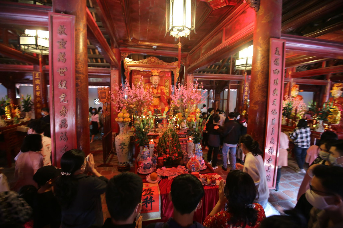 Khi làm lễ, người dân vẫn đeo khẩu trang để phòng dịch.