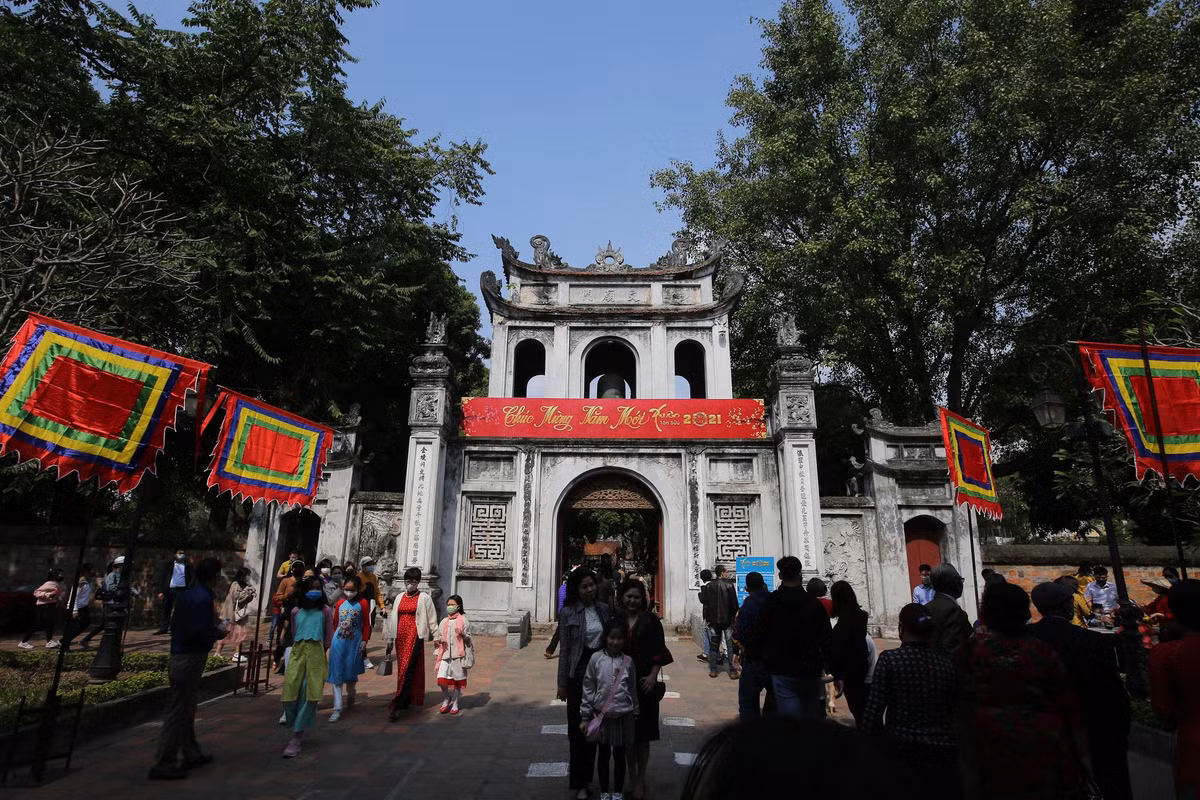 Người dân chủ động đeo khẩu trang để phòng tránh dịch bệnh khi tham quan di tích.