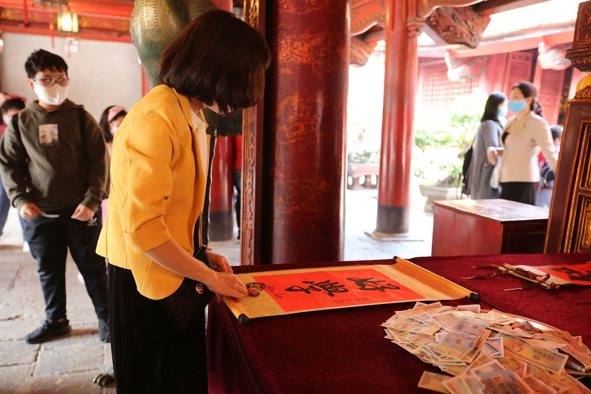 Bên trong khuôn viên của Văn Miếu, người dân tập trung để làm lễ, xin chữ, hòa mình vào không khí vui tươi trong ngày đầu tiên năm mới đều có ý thức chủ động phòng, chống dịch bệnh.
