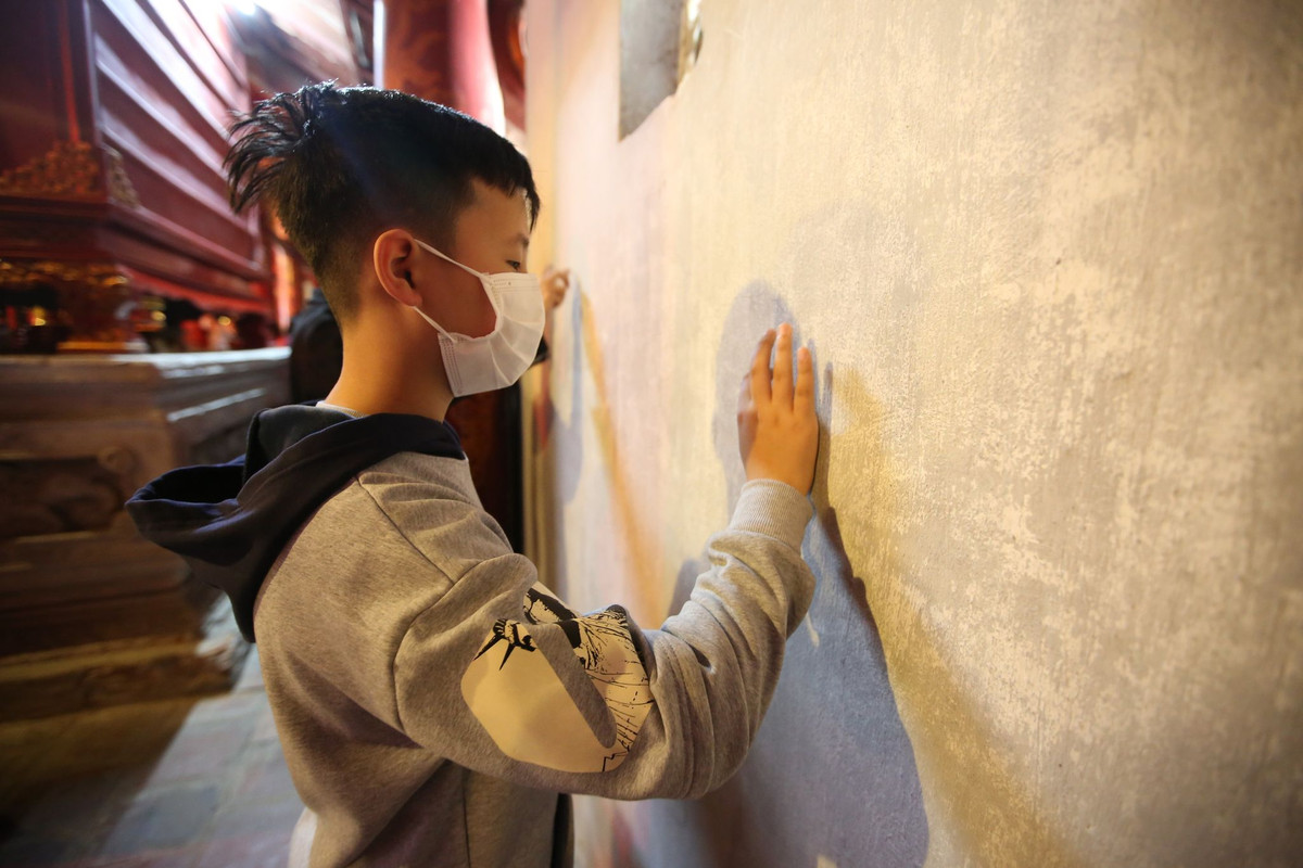 Ngoài khách du Xuân, nhiều gia đình cũng đưa con đến Văn Miếu - Quốc Tử Giám để cầu xin thuận lợi trên con đường học tập.