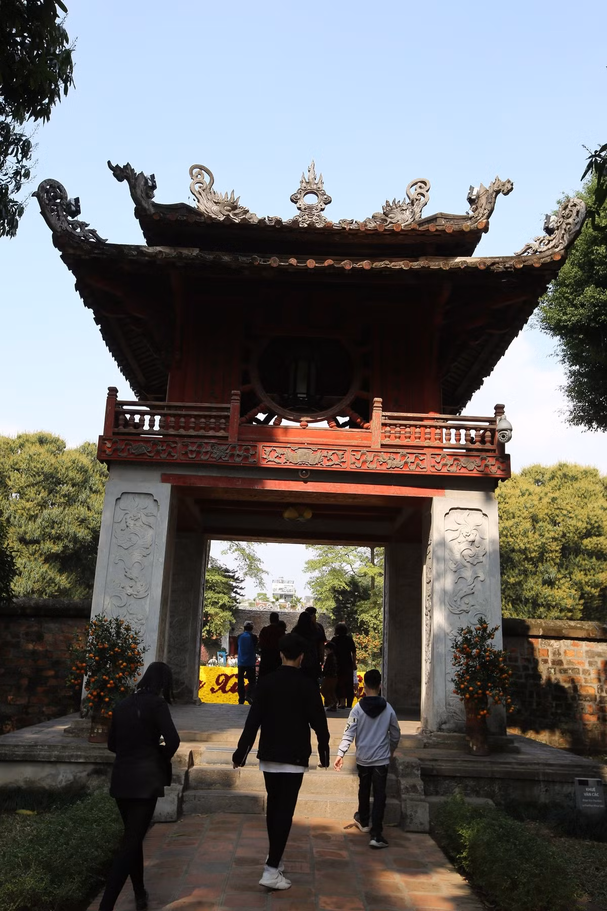 Theo ghi nhận của PV, , lượng người đến Văn Miếu – Quốc Tử Giám Tết Tân Sửu giảm hơn so với Tết Canh Tý do dịch COVID-19.