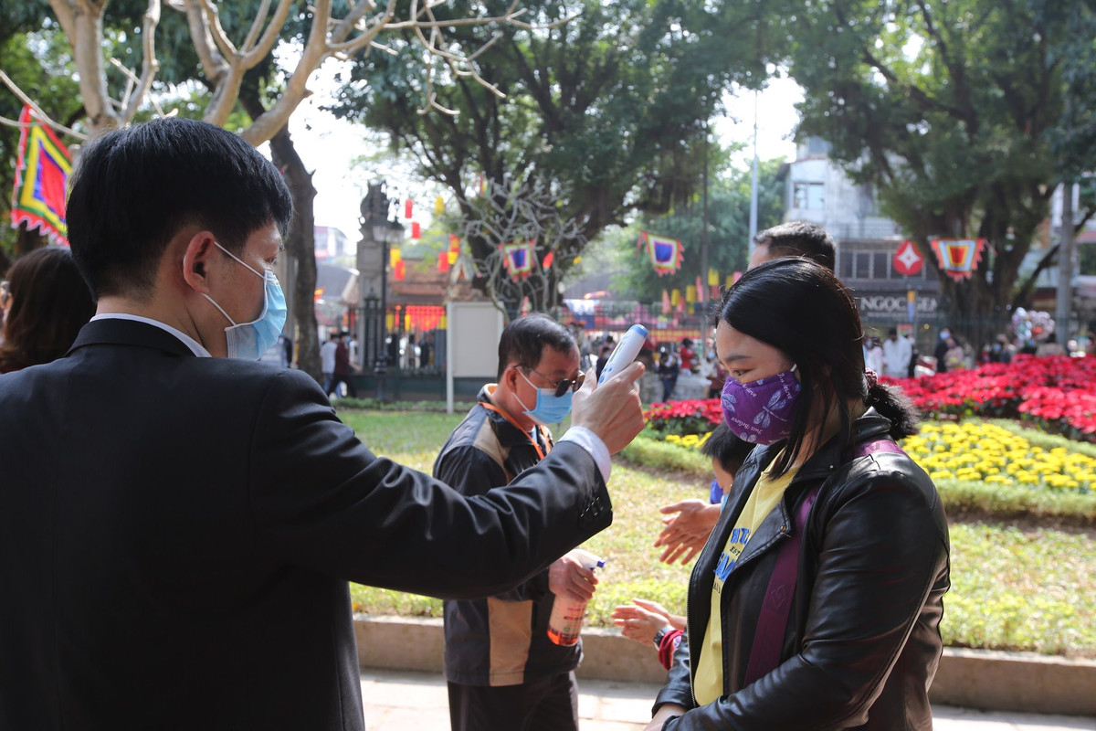 Bên cạnh đó, Ban Quản lý di tích đã sắp xếp khu vực đặt nước rửa tay cho người dân sử dụng từ ngoài cổng đến các khu vực gần các ban lễ.