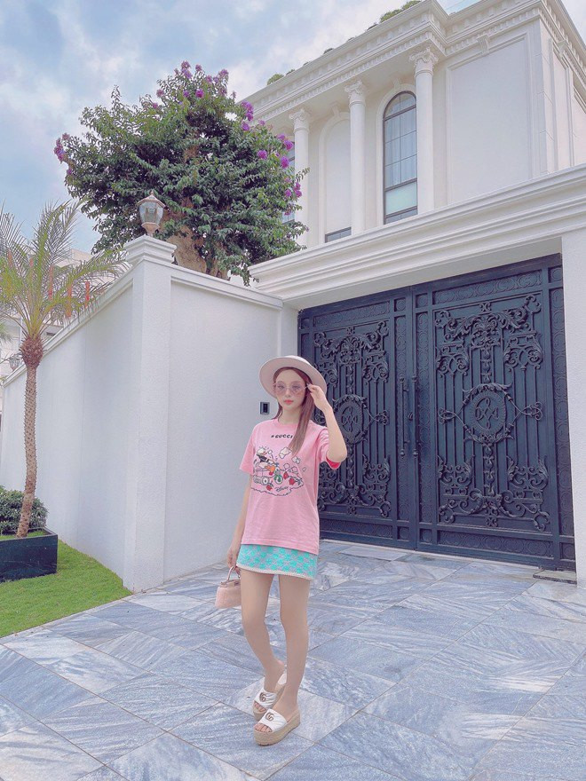 Không gian bên ngoài căn biệt thự. Nguồn ảnh: FBNV