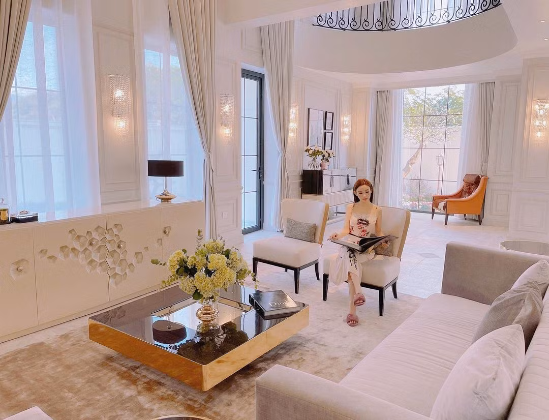 Căn biệt thự Huyền Baby và các con mới chuyển về sinh sống có tổng chi phí xây dựng và nội thất khoảng 100 tỷ đồng với diện tích sử dụng 1.000m2.