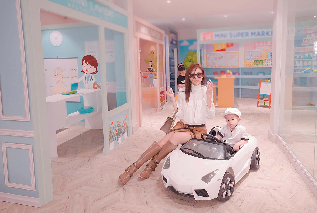 Đó chính là những gian hàng đồ chơi của hai con Huyền Baby được thiết kế, mô phỏng giống như trong các trung tâm thương mại.