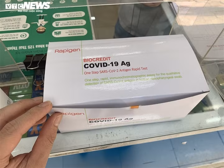 Test nhanh COVID-19 mua o nuoc ngoai 1,5 USD: Gia thi truong Viet Nam the nao?