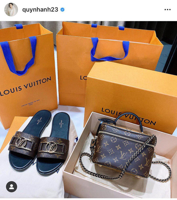 Cầu thủ Duy Mạnh cũng không ngần ngại tặng vợ nhiều món đồ hàng hiệu có giá trị. Khi Quỳnh Anh mang thai con đầu lòng, Duy Mạnh tặng Quỳnh Anh túi Louis Vuitton giá khoảng 37 triệu và một đôi dép cùng thương hiệu có giá khoảng 14 triệu. Ảnh: Instagram