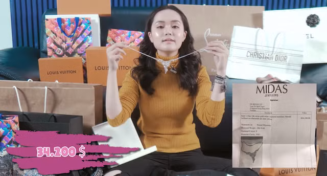 Trong một lần lên sóng bóc giá những món đắt đỏ, Quỳnh Anh khiến khán giả phải trầm trồ bởi có cả chiếc vòng cổ kim cương sương sương 800 triệu đồng. Ảnh: Facebook