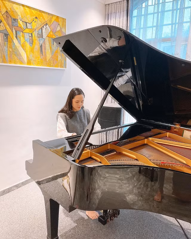 Dù không hé lộ giá trị của căn nhà song thông qua một vài góc nhỏ và những món đồ đắt tiền như đàn piano, nhiều người cho rằng tổ ấm này hẳn rất có giá trị. Ảnh: Facebook