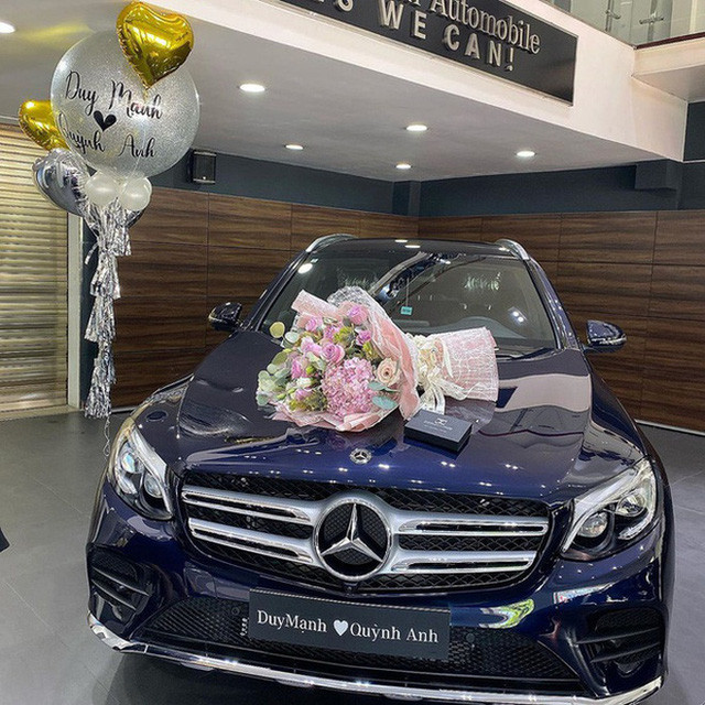 Trước đám cưới, Duy Mạnh - Quỳnh Anh đã mạnh dạn chi tiền sắm không ít những món đồ xa xỉ. Một trong số đó là chiếc Mercedes GLC 300 có giá khoảng hơn 2 tỷ. Ảnh: Vietnamnet
